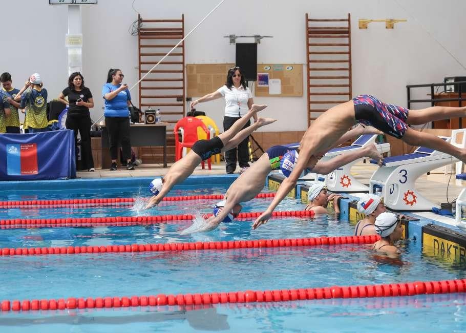 Piscina Precordillera Los Montes